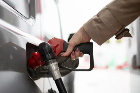 “近所のガソリンスタンド”は「1L170円」なのに、高速SAは「190円」で驚き！ 給油は“近場”でするほうが得？「30L給油×月4回」で、年間いくら損するのか試算