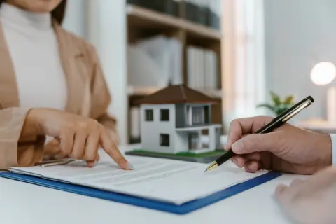 父から「家を建てるなら土地を使っていい」と言われました。名義を変えずに建てた場合でも、あとで相続税や贈与税で困ることはあるのでしょうか？