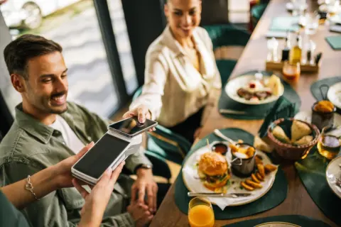 友人と3人で食事をしたあと、1人が「PayPayで送るね」と言ったまま数日たっても入金がありません。少額とはいえ催促しづらいのですが、こうした立て替えはどう解決するのが角が立ちにくいのでしょうか？