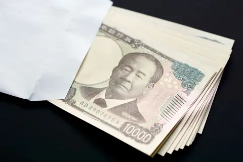 帰省のたび、父が“タンス預金”から「100万円」渡してくれます。「相続税対策」と言いますが、バレたら“脱税扱い”で課税されませんか？ 110万円以下なら大丈夫でしょうか？