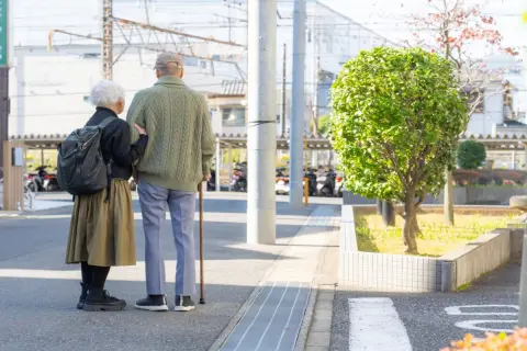 GWに帰省した際、高齢の両親が「年金月13万円」で生活をしていることが発覚。団地住みで困っていないとのことですが、支援した方がよいのでしょうか？