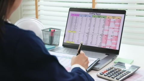 年収420万円の事務職ですが、昇給が少なく将来が不安です。「経理に移れば収入が上がる」と聞きましたが、30代からでも遅くないのでしょうか？