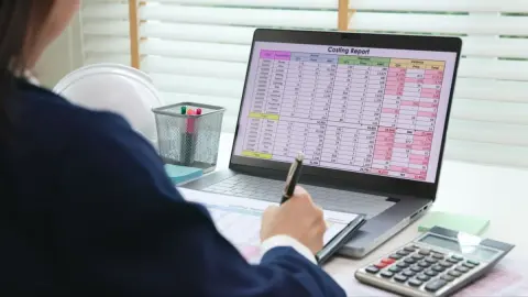 年収420万円の事務職ですが、昇給が少なく将来が不安です。「経理に移れば収入が上がる」と聞きましたが、30代からでも遅くないのでしょうか？