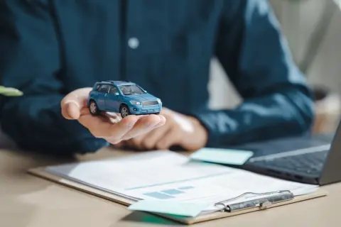 妻が「車は週末しか使わないのに、自動車税は毎年しっかり取られるのが納得いかない」とこぼしています。利用頻度が少なくても同じようにかかるなら、維持費を考えて手放すべきでしょうか？