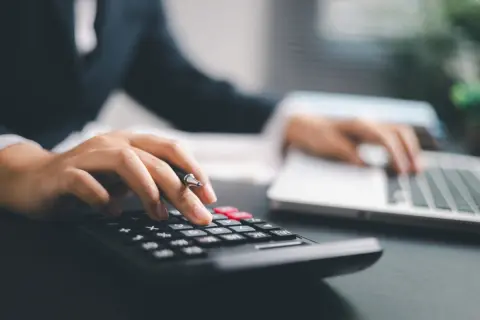 息子が初任給「25万円」をもらって喜んでいましたが、2ヶ月目以降は差し引かれるお金が増えるそうです。手取りはどれくらい下がるのでしょうか…？