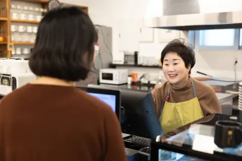 60代の夫が「退職金でカフェを始めたい」と言っています。開業資金に「500万円」は必要でしょうか？ シニア起業の平均資金を解説！