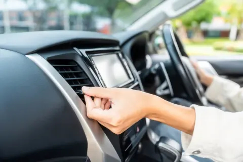 車の冷房をつけると「ガソリン代が高くなる」と夫に言われました。暑い日でも窓を開けて走ったほうが節約になるのでしょうか？