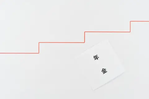 年金「月3万円」の母、受給額が少ないのに「年金生活者支援給付金」がもらえない!? 繰上げ受給者が陥る“65歳の壁”という盲点…「月9000円」上乗せされるのはいつから？ 注意点を解説