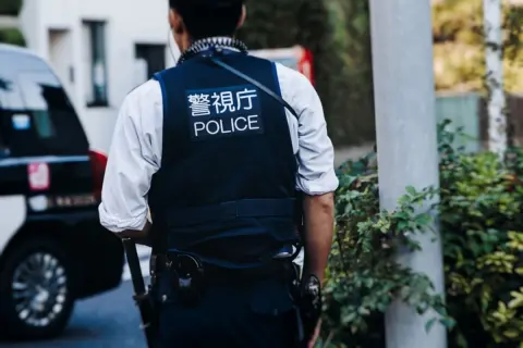 警察に「反則金6000円、この場で払ってください」と言われたら要注意!? 自転車の“青切符導入”で「ニセ警官による詐欺」が発生…警察の“正式手続き”との違いは？ 見分けるポイントを確認