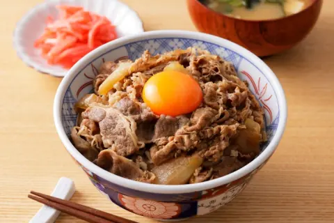 友人が「すき家」の“株主優待券”で牛丼を食べてた！ 資金いくらで「100株保有」できますか？“ココス・はま寿司”などで使えるならお得でしょうか？ 優待内容や注意点を解説