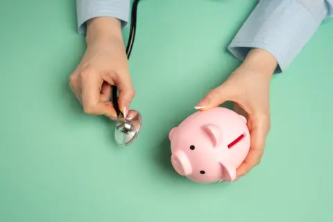家族の医療費をまとめて払っていたら、年間で「20万円」近くになりました。別居している親の分は、医療費控除で申告できないのでしょうか？