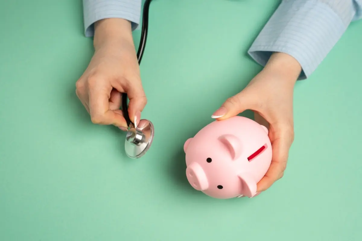 家族の医療費をまとめて払っていたら、年間で「20万円」近くになりました。別居している親の分は、医療費控除で申告できないのでしょうか？