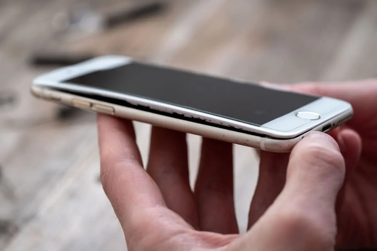 「10万円のiPhone」を“残クレ4万円”で購入！ でも「バッテリー膨張で2万円請求」「結局返す必要がある」などデメリットも多数…実際それほど“お得じゃない”？ 注意点を確認