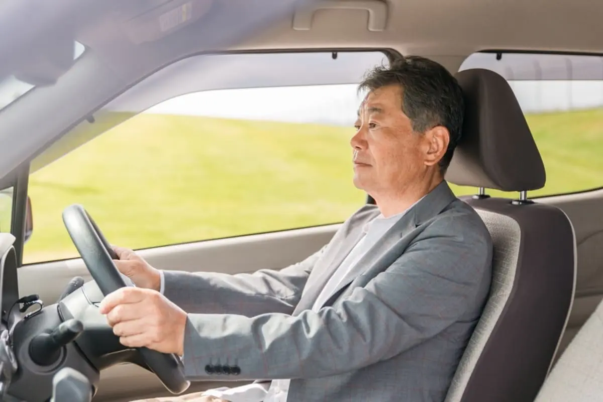 定年退職後、妻から「運転が心配だから免許を返納してほしい」と言われました。生活が不便になりそうで不安ですが、返納後に使える支援や割引サービスはあるのでしょうか？