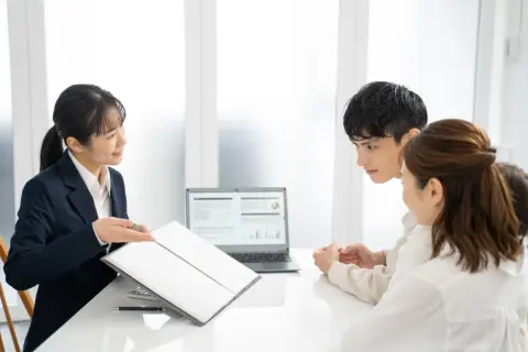 仲のよい友人に「私も最初は疑ったけれど、本当に増えた」と言われて投資を勧められています。そこまで言われると少し気になりますが、身近な人からの紹介でも詐欺の可能性はあるのでしょうか？