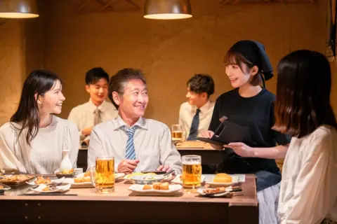 居酒屋で「ソフドリのみ」は“野暮な客”!?「飲み物はアルコールのみ」の店に賛否…SNSでは「飲めない客は迷惑」の声も 食事目的の「フード＋ソフドリ」は儲からない？ 飲料・食事メニューの原価率とは