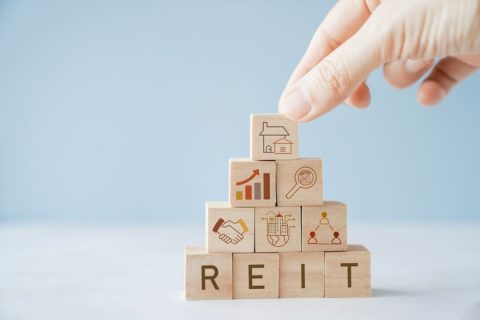 不動産投資を始めたいのですが、いきなりマンションを買うのは不安です。「REITなら少額で始められる」と聞きましたが、初心者でも選んでよいのでしょうか？