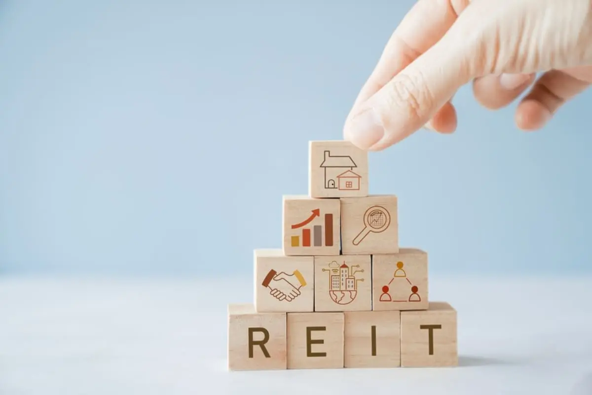 不動産投資を始めたいのですが、いきなりマンションを買うのは不安です。「REITなら少額で始められる」と聞きましたが、初心者でも選んでよいのでしょうか？