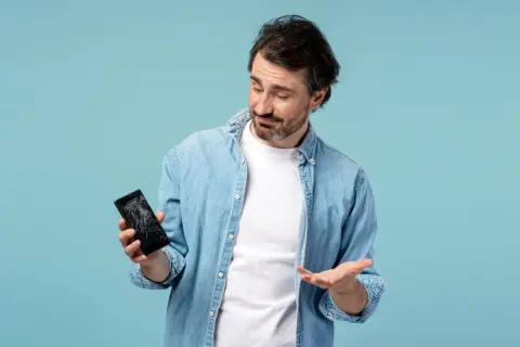 「スマホ保険」や「補償サービス」は入った方がよいのでしょうか？ それとも壊れたときに修理代を払う方が安いのでしょうか？