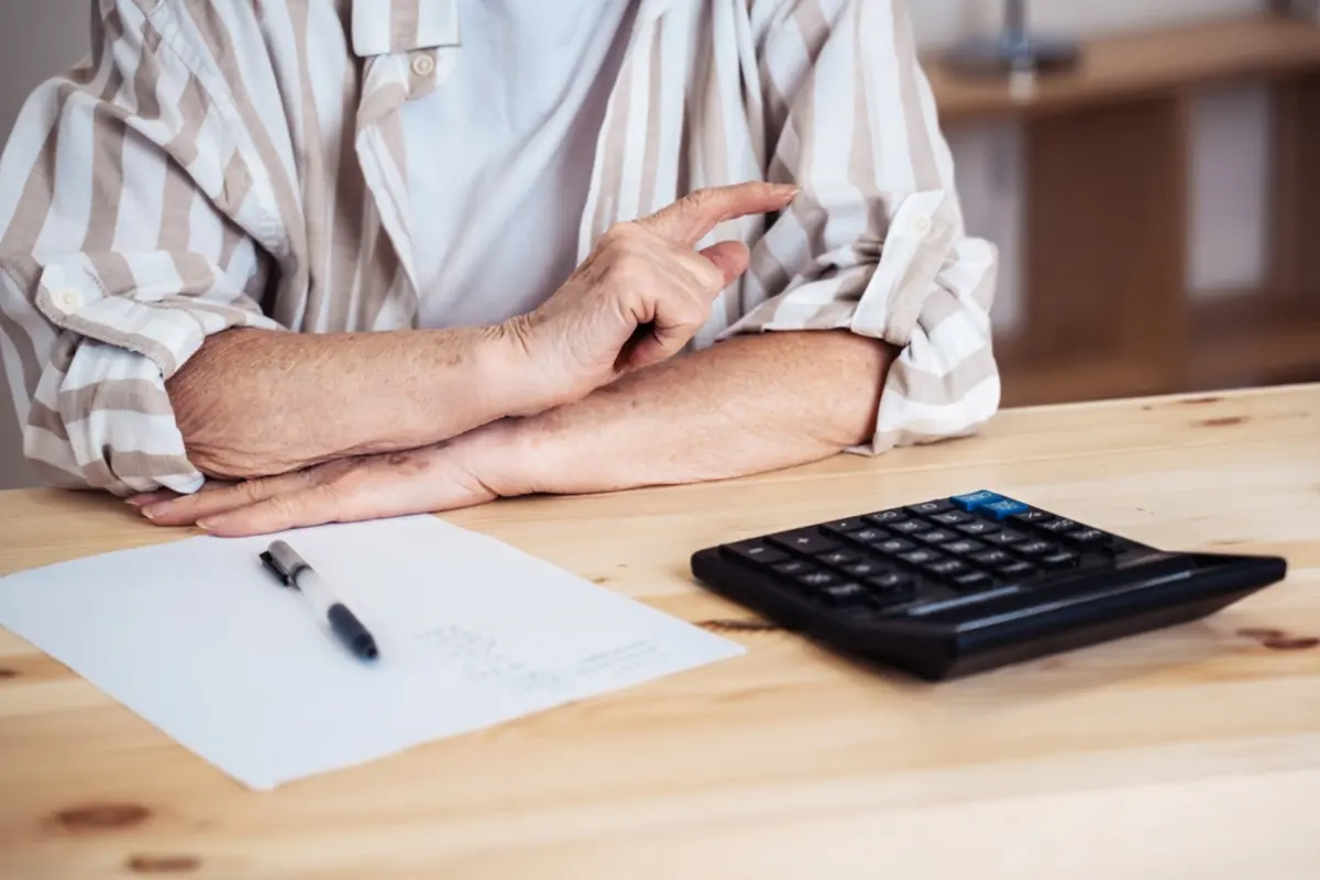 60歳で定年を迎え、退職金は「1800万円」ほどの見込みです。住宅ローンは完済していますが、年金開始までの生活費はどのくらい見ておくべきでしょうか？