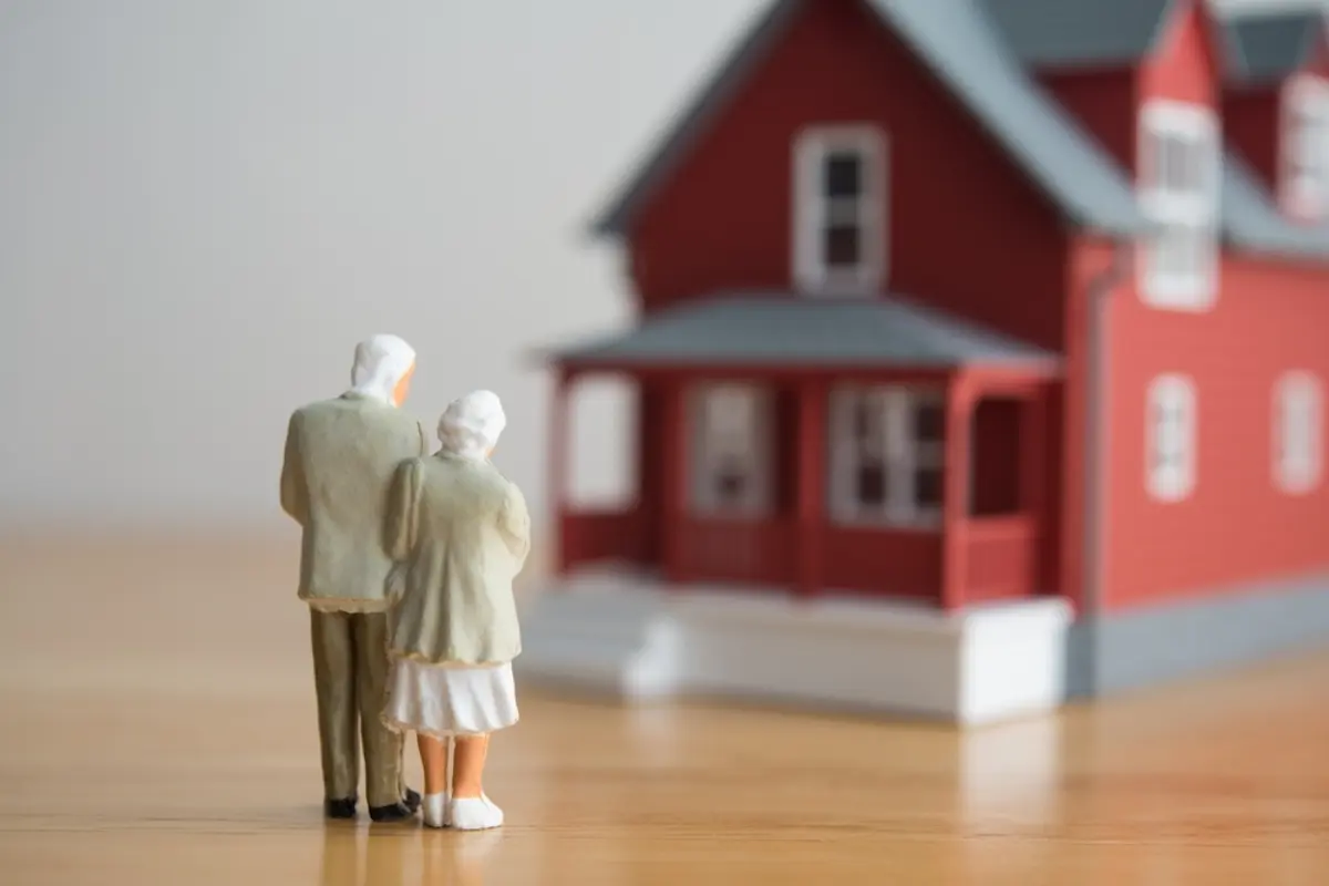 夫婦で貯金「2500万円」ありますが、年金見込額は2人で「月17万円」ほどです。住宅ローンは終わっているものの、この金額で老後を乗り切れるのでしょうか？