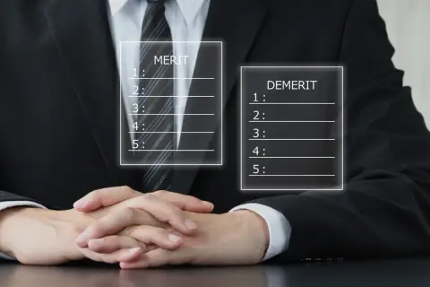 父が「年金を繰り下げて、その間は失業手当を受けたほうが得かも」と話しています。受給額が増えるなら魅力的ですが、失業手当との関係まで考えると本当に有利なのでしょうか？