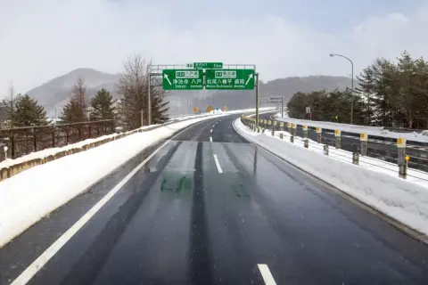 高速道路で目的の出口を通り過ぎてしまいました。距離は少し伸びるだけに見えるのですが、やはり料金も変わるのでしょうか？