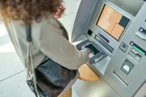 年金暮らしの母に毎月「5万円」送っているのですが、兄に「口座に貯まっていくなら税金がかかるかも」と言われて不安です。“振り込み”だと履歴が残りますが、“現金手渡し”であれば問題ないですか？
