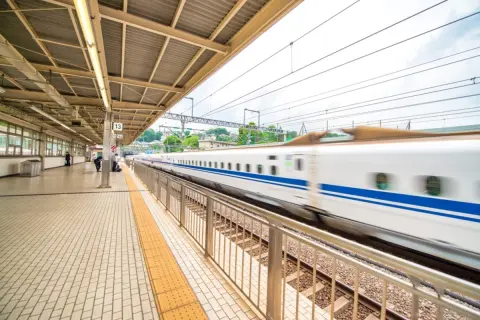 通勤定期券の区間内を新幹線も走っています。夫から「定期券があるなら乗れるんじゃない？」と言われましたが、普通の定期券があれば利用できるのでしょうか？