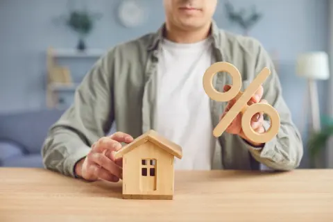 変動金利で住宅ローンを組んだ夫婦が「月々は助かっているけれど、今後の金利上昇が気になる」と話していました。返済額の低さと将来の不安は、どうバランスを取って考えるべきなのでしょうか？