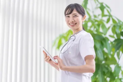 病院で看護師として働く知人は、「夜勤に入ると手当で月収が増える」と話していました。22時以降の勤務では、給与はどのくらい上乗せされるのでしょうか？