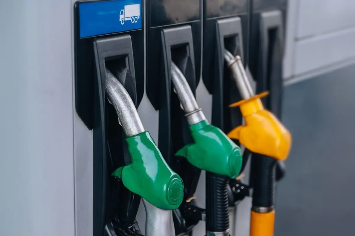 高速SAで「リッター200円」のガソリンに絶望…下道に降りて「170円で満タン」にする場合“高速代のロス”を払い直しても、結局お得ですか？ なぜこんなに高いのでしょうか…？