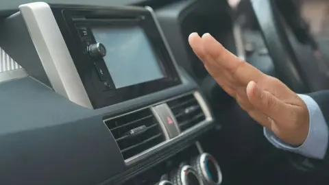 車内が暑すぎるので、出発前にエンジンをかけて冷房を入れています。近所の人に“アイドリングは迷惑”と言われましたが、節約面でも損ですか？