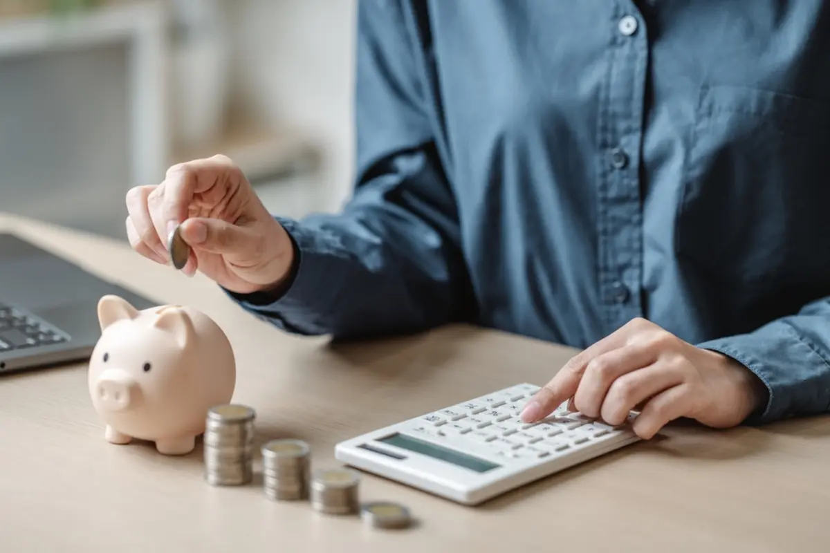 40代で「貯金300万円」は“平均より少ない”ですか？ わが家は「住宅ローン・教育費」で手一杯ですが、同世代は“もっと貯めてる”のでしょうか？ 40代の中央値も確認