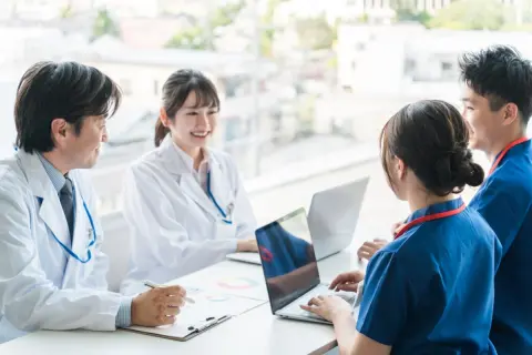 看護師として夜勤もしていますが、一般企業に勤める友人と手取りがあまり変わらないように感じます…。「看護師」と「事務職」では、年収にどれくらい差があるのでしょうか？