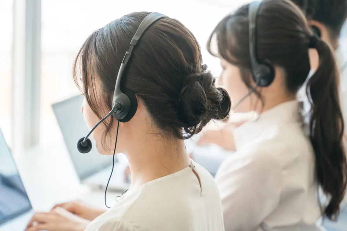 隣の席の“派遣社員”は「時給1400円・残業なし」ですが、私は“手取り20万円”で「時給1100円台」です。今どき“正社員でいるメリット”はあるのでしょうか？ 働き方も比較