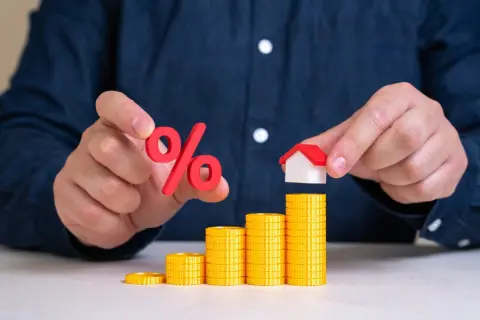 マイホームを購入し、変動金利で住宅ローンを組みました。金利上昇のニュースが出ていますが、返済額へ影響が出るのはいつ頃ですか？