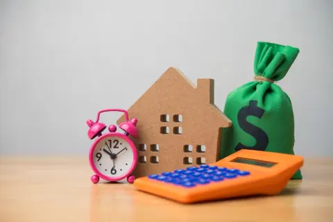 世帯年収700万円で、4000万円の住宅ローンは一般的でしょうか？ 車ローンが月4万円あり、住宅ローンの支払いが月12万円になります。