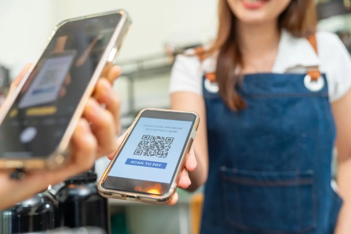 ランチで“QRコード決済”を使おうとしたら、「現金のみです」と言われてビックリ！ 前までは使えていたはずなのに、なぜQRコード決済をやめる店が出てきたのでしょうか？
