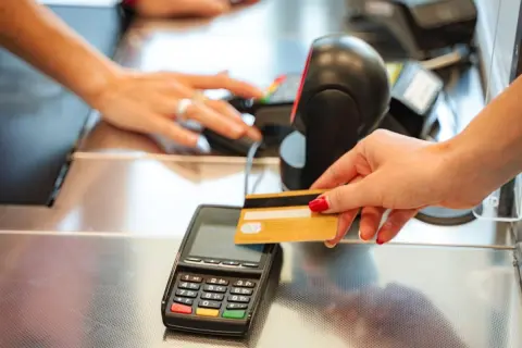 旅行中、友人が「ポイントが貯まるから」と全員分を自分のカードで支払いました。後日「割り勘」を請求されましたが、ポイント分は差し引いてもらってもいいでしょうか？