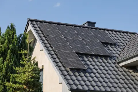 訪問営業で「太陽光パネルを設置すれば電気代が安くなる」と言われました。初期費用が「200万円」かかっても、本当に元は取れるのでしょうか？