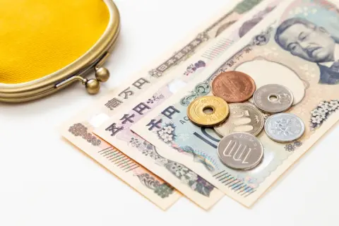 40代会社員です。お小遣いは月3万円ですが、最近の物価高で全く足りません…。既婚男性のお小遣い平均ってどれくらいですか？