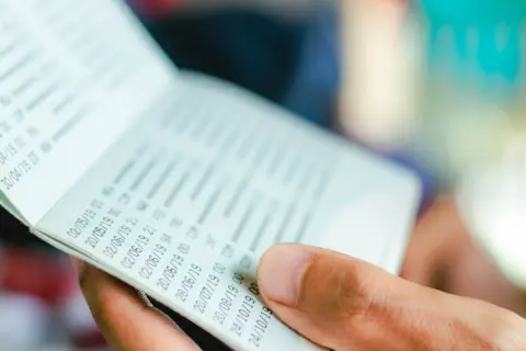 実家の片づけ中に、母の「繰越済み通帳」が大量に出てきました。本人は「全部捨てていい」と言いますが、税金や相続のことを考えると残しておくべきでしょうか？