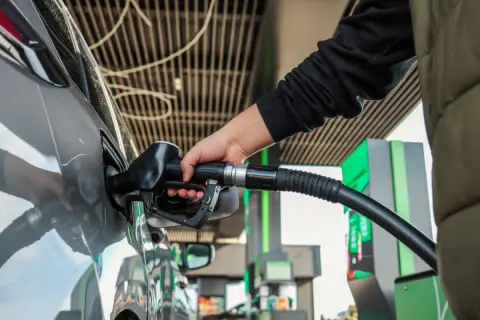 ガソリン代を節約したいのに、夫が「レギュラー車でも燃費がよくなるから」と“ハイオク満タン”にしようとします。月に「50リットル」使うわが家の場合、年間いくら余計に払うことになるのでしょうか？
