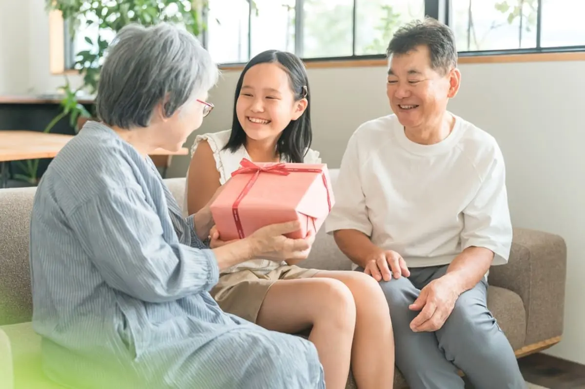 父が「孫の誕生日だから」と毎年少し高めのプレゼントを渡しています。モノを渡した場合でも、税金を気にしたほうがよいケースはあるのでしょうか？