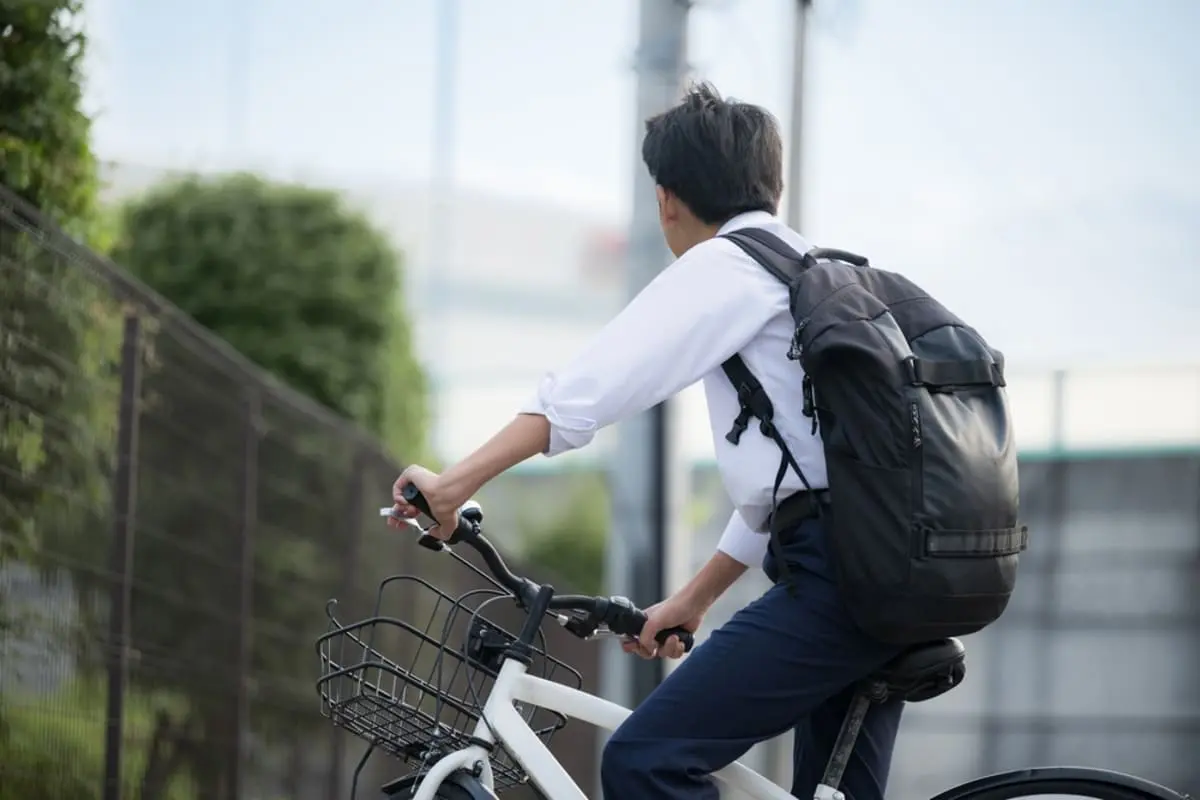 息子は「自転車通学」ですが“車道走行させる”のが不安です…16歳なので「反則金6000円」の対象と聞きますが、本当に車道を走る必要がありますか？ 通学路の交通量が多く不安です…