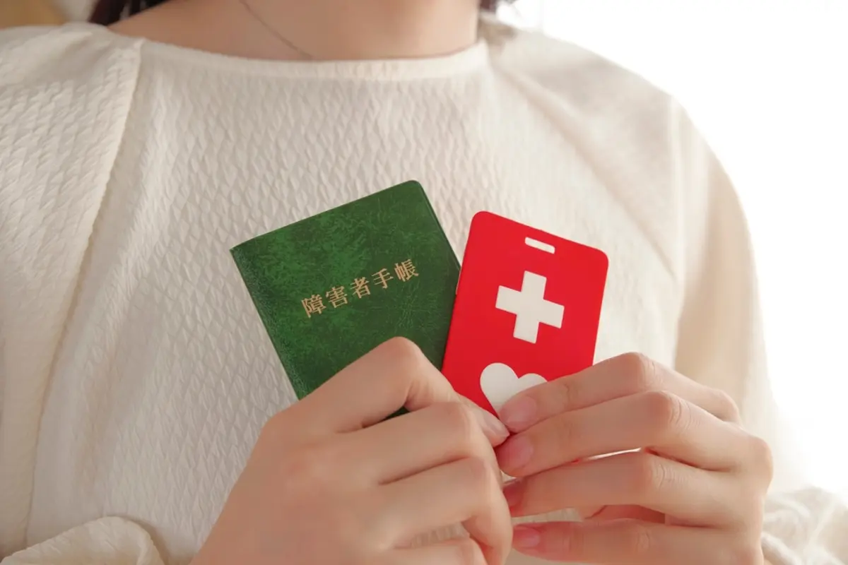 障害年金を受け取ってますが、障害者手帳の更新を忘れていたことに気づきました…。障害年金の支給も止まってしまうのでしょうか？
