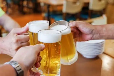 夫が職場の飲み会代をまとめて立て替えたのに、何人かからまだ返ってきていません。「そのうち払う」と言われているそうですが、こういう少額の未回収分はどうするべきでしょうか？
