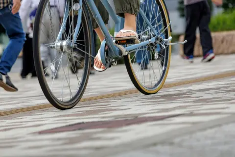 子どもの送迎で自転車に乗ると、つい歩道をそのまま走ってしまいます。歩行者の邪魔をしていなくても、「青切符」の対象になることはありますか？
