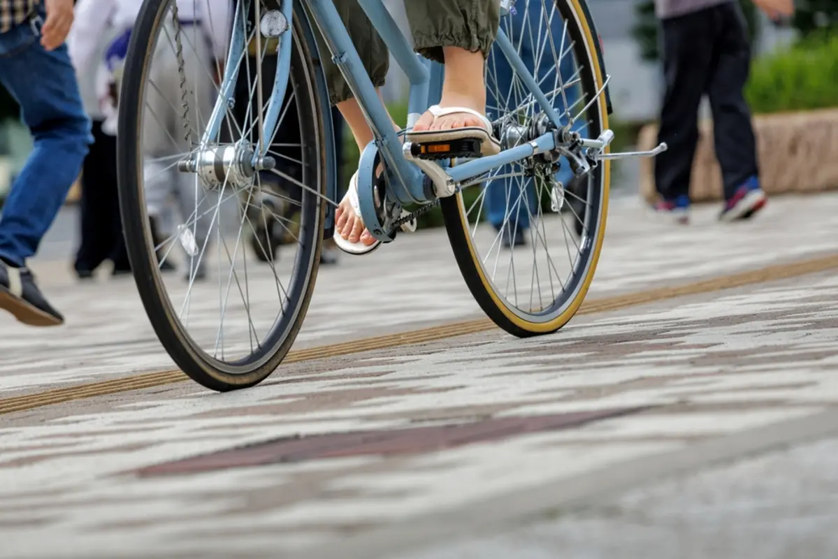 子どもの送迎で自転車に乗ると、つい歩道をそのまま走ってしまいます。歩行者の邪魔をしていなくても、「青切符」の対象になることはありますか？